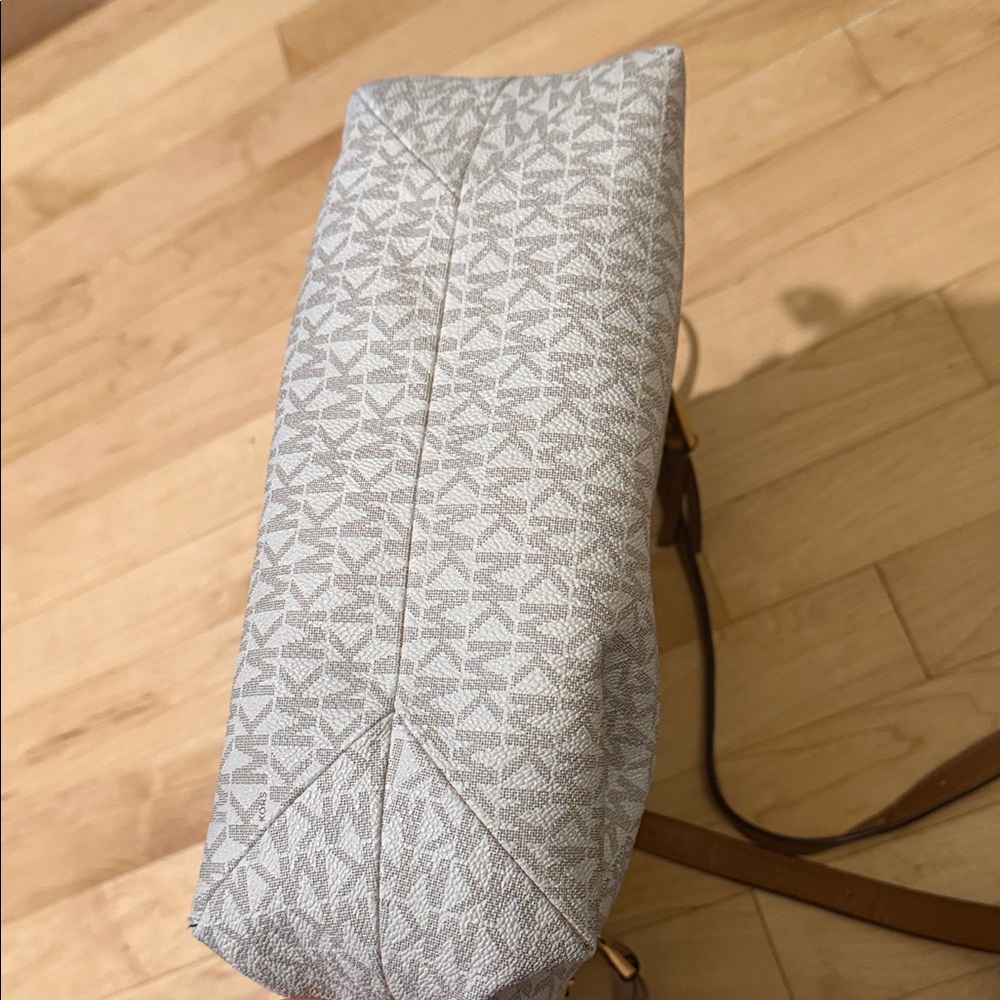 Michael Kors Rhea Medium Logo Backpack - Vanilla & Acorn|Like New - Picture 13 of 13